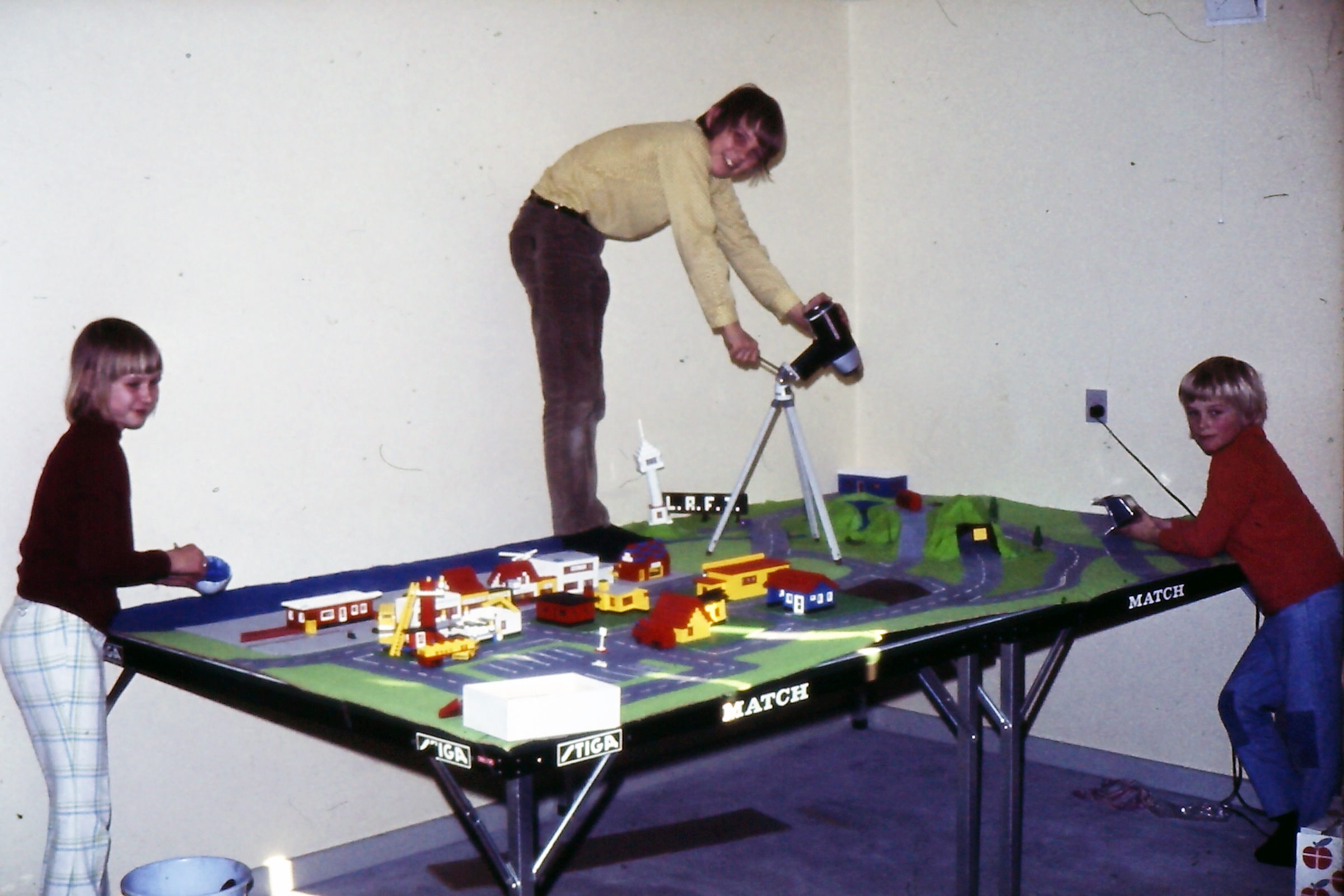 Lars with the camera, Henrik holding the 500W lamp and Inger painting the sea
